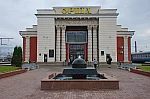 Западный фасад вокзала и фонтан