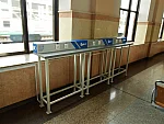 Точка для зарядки мобильных устройств у окна Северной стороны
